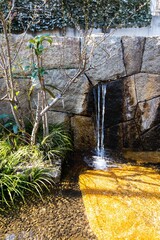 石の隙間から流れる小さな滝