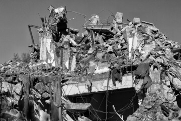 Budynki mieszkalne w mieście zawaliły się w wyniku wybuchu bomby podczas wojny widok czarno biały