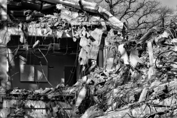 Budynki mieszkalne w mieście zawaliły się w wyniku wybuchu bomby podczas wojny widok czarno biały - obrazy, fototapety, plakaty