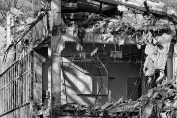 Budynki mieszkalne w mieście zawaliły się w wyniku wybuchu bomby podczas wojny widok czarno biały - obrazy, fototapety, plakaty