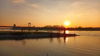 Blick auf den Rhein in Duisburg Ruhrort bei Sonnenuntergang