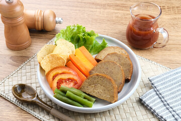 Selat solo galantin is a traditional Javanese dish that has European influences and originates from Solo, Central Java. Consisting of meat and vegetables.
