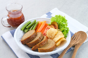 Selat solo galantin is a traditional Javanese dish that has European influences and originates from Solo, Central Java. Consisting of meat and vegetables.
