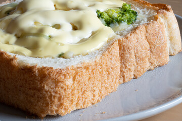 トーストのパン生地を拡大