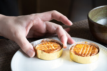 お菓子の持ち方