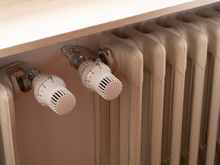 Radiator valve on at maximum, at 5. House heating with natural gas, methane. Increase in the cost...