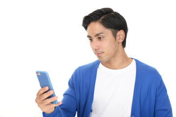 スマートフォンを持つ男性