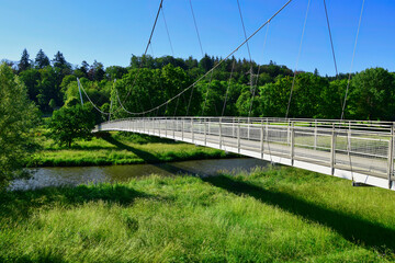 Eine Hängebrücke über die Enz im Enzauenpark Pforzheim