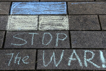 Mit Kreise auf Pflastersteine gemalt: "Stop the war!"