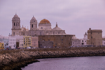 Fototapeta na wymiar Panorámica de la Catedral de Cadiz desde el malecon