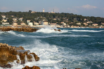 France, côte d'azur, Cap d'Antibes, par un violent vent d'est de puissantes vagues se brisent sur...