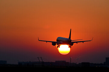 avion vol aviation aeroport atterrissage pilote coucher de soleil nuit Brussels Airport nuit climat environnement