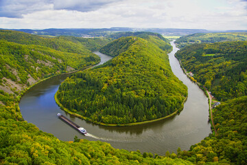 Frachtschiff umrundet die Saarschleife 