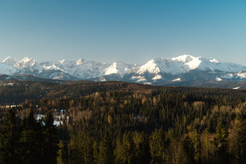Fototapeta na wymiar Zimowy widok z przełęczy nad Łapszanką na Tatry Wysokie i Podhale. 