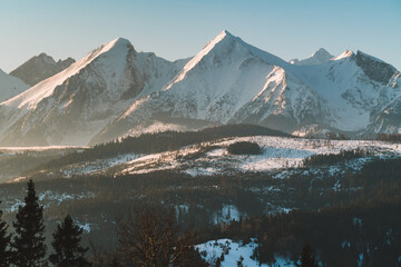 Fototapeta na wymiar Zimowy widok z przełęczy nad Łapszanką na Tatry Wysokie i Podhale. 