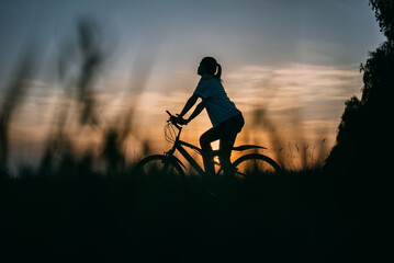 Obraz premium Mountain biker Woman silhouette