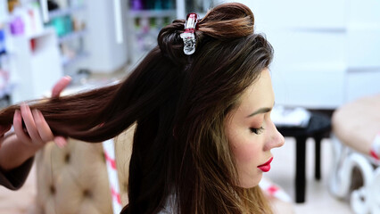 Naklejka premium Beautiful brunette woman in a beauty salon.