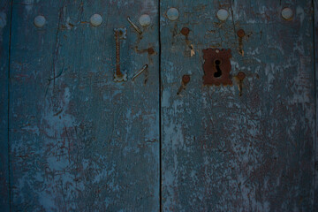 porton antiguo viejo, fondo azul, simetria