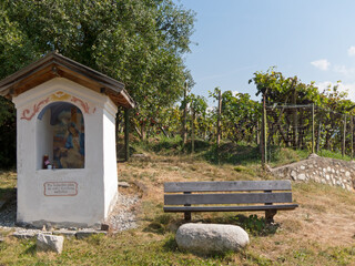 kapelle und Sitzbank am Weinberg