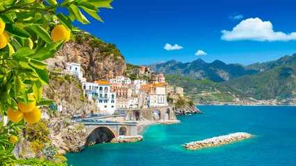 Fotobehang Prachtig uitzicht op Amalfi aan de Middellandse Zeekust met citroenen op de voorgrond, Italië © proslgn