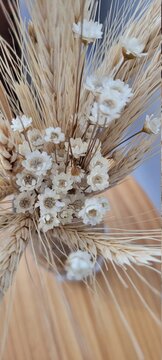 flores brancas em um vazo com folha de trigo