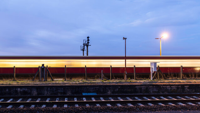 Berliner  S - Bahn Bei Dämmerung