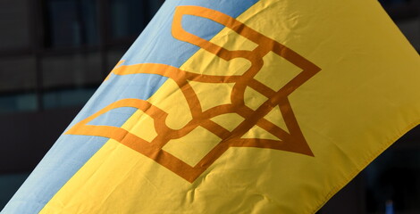 Im Wind wehende, ukrainische Flagge