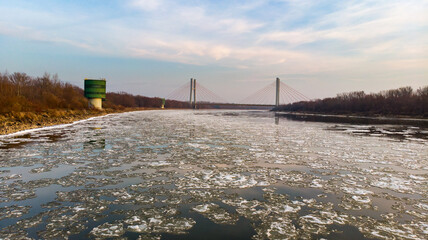 Most wiszący na rzece zimą