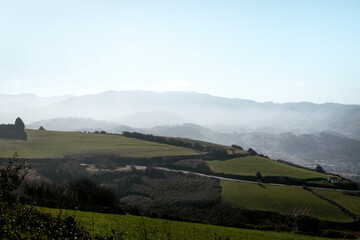 Obraz premium niebla en montaña