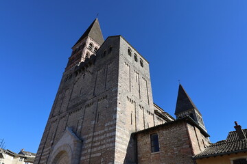 Fototapeta premium L'abbaye Saint Philibert, ancien monastère de style roman, vue de l'extérieur, ville de Tournus, département de Saône et Loire, France