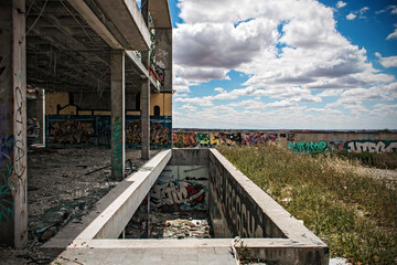 Obraz premium Building in ruins, with graffiti art
