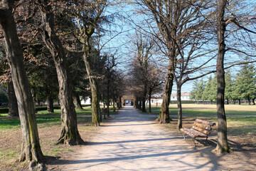 Un viale del Giardino Arese Borromeo a Cesano Maderno, Lombardia, Itaia.