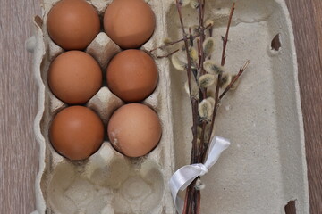 пасхальная весенняя композиция из солнышка и яйцо и вербы