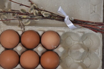 пасхальная весенняя композиция из солнышка и яйцо и вербы