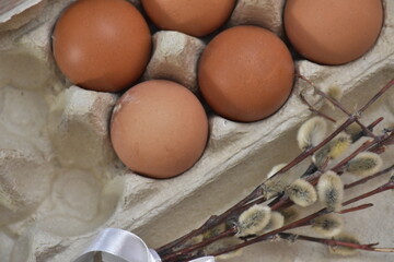 пасхальная весенняя композиция из солнышка и яйцо и вербы