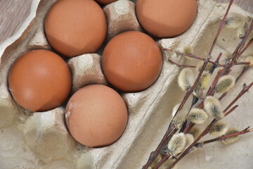 пасхальная весенняя композиция из солнышка и яйцо и вербы