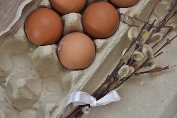 пасхальная весенняя композиция из солнышка и яйцо и вербы