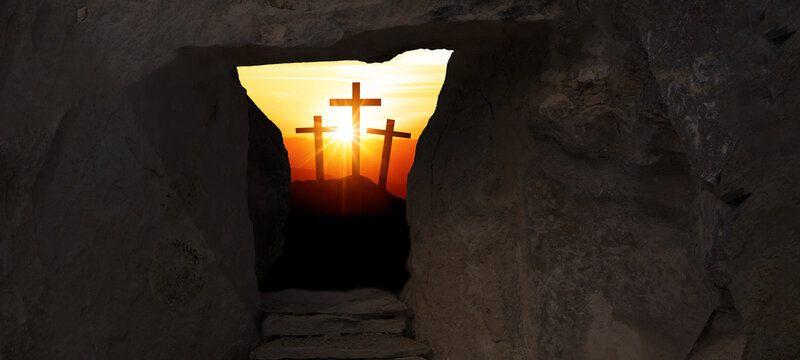 Ostern religi&ouml;ser Hintergrund Gru&szlig;karte - Kreuzigung und Auferstehung Jesus Christus in Golgatha (Golgota), mit hell erleuchterter Grabst&auml;tte und drei Kreuzen