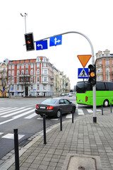 Samochody osobowe i autobus na skrzyżowaniu w centrum Wrocławia.	