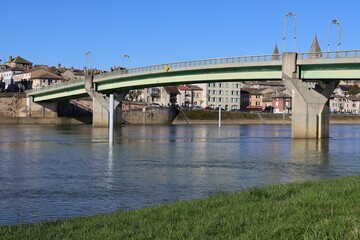 Le pont Roger Gautheron, pont sur la rivière Saône, ville de Tournus, département de Saône et Loire, France