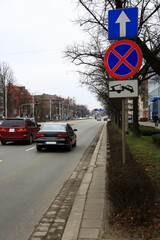 Samochody osobowe, znaki drogowe, na skrzyżowaniu w centrum Wrocławia.	
