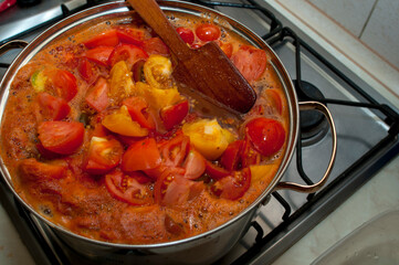 Cooking tomato ketchup in a bowl
