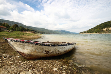stara łódź na brzegu jeziora Mavrovo