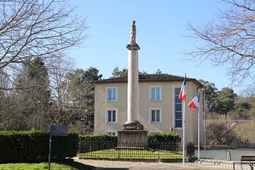 Obraz premium Le monument aux morts à côté d'un drapeau Français, ville de Tournus, département de Saône et Loire, France