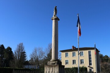 Le monument aux morts à côté d'un drapeau Français, ville de Tournus, département de Saône et Loire, France