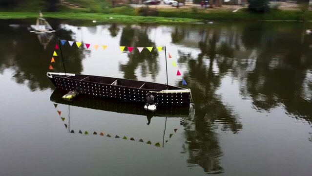 orbita barco a escala con pato