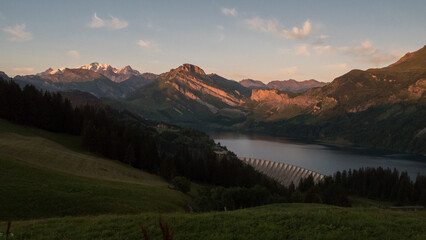 coucher du soleil sur le lac de Roselend et le Mont Blanc