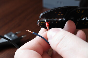 Hand crimping pliers for electrical connectors. Small cable end-sleeves ferrules.