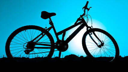 Fototapeta na wymiar Silueta de bicicleta de montaña con fondo de color