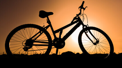 Fototapeta premium Silueta de bicicleta de montaña con fondo de color